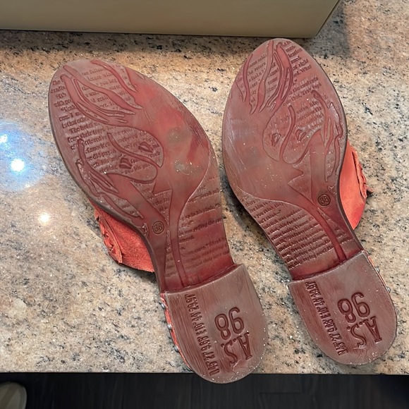 Brand new leather slides - Picture 2 of 5